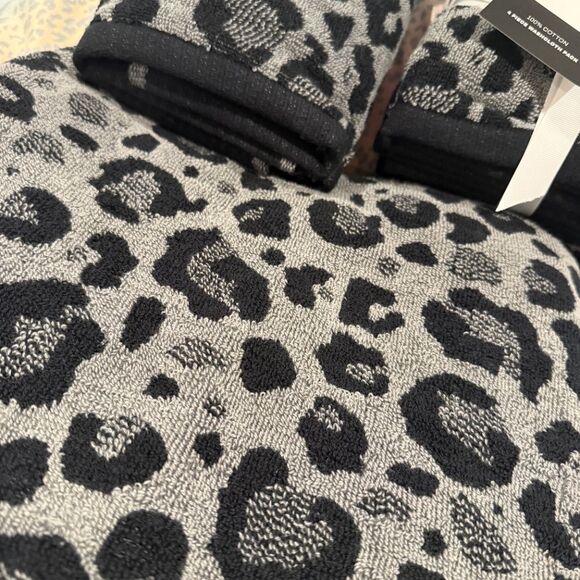 New DKNY Black/Grey 8-Pc Cheetah/Leopard Print Bath Towel Set – Luxury & Style! - Picture 4 of 5